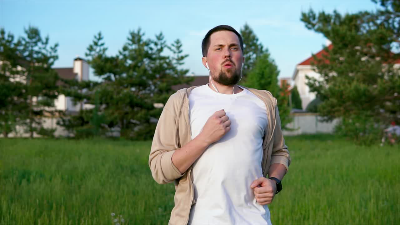 공원에서 달리는 남자