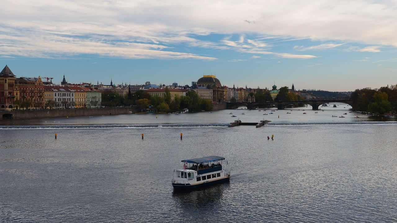 Piccola barca turistica naviga sul fiume Moldava a Praga, Repubblica Ceca