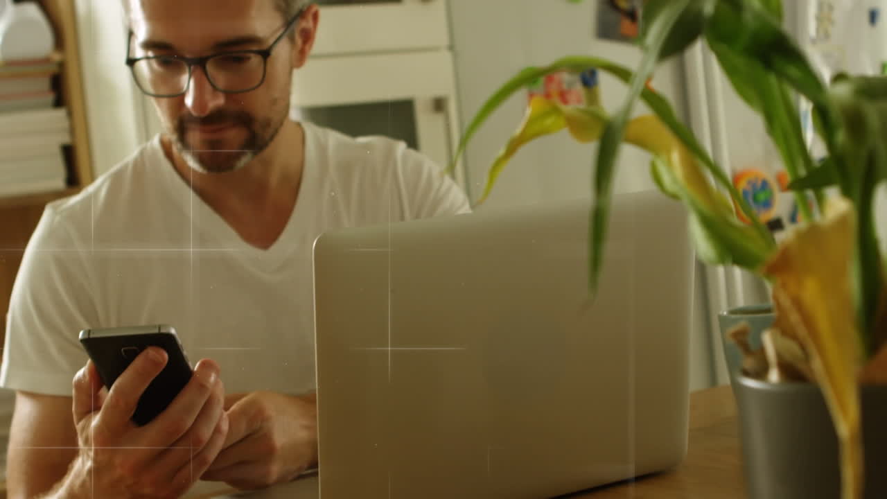 animación de la interfaz digital y el globo sobre los hombres caucásicos que usan teléfonos inteligentes