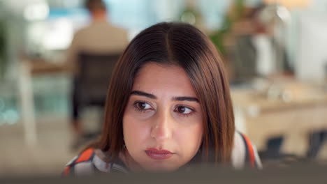 mujer trabajando en una oficina moderna