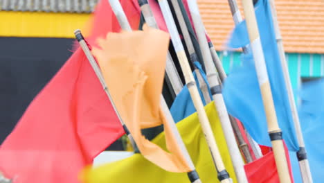 montón de banderas de colores utilizadas por los criadores de ostras para marcar las áreas donde se colocan sus ostras