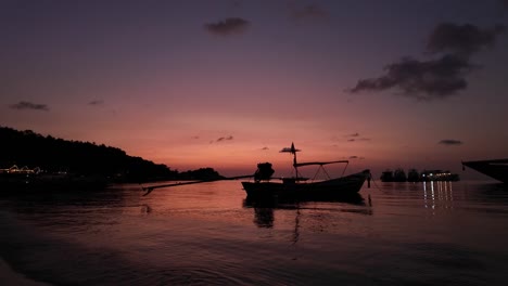 Koh-Tao-Dämmerungsfarben-Mit-Booten,-Thailand