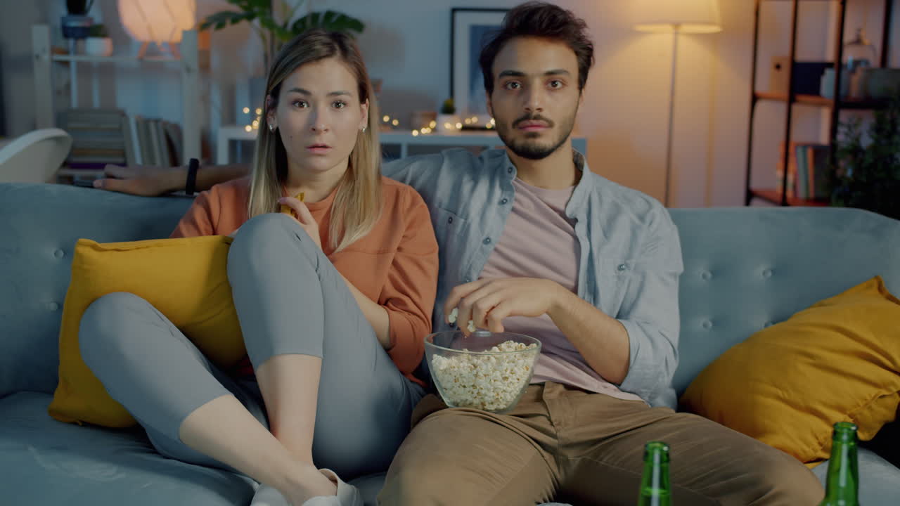Coppia che si rilassa a casa guardando un film