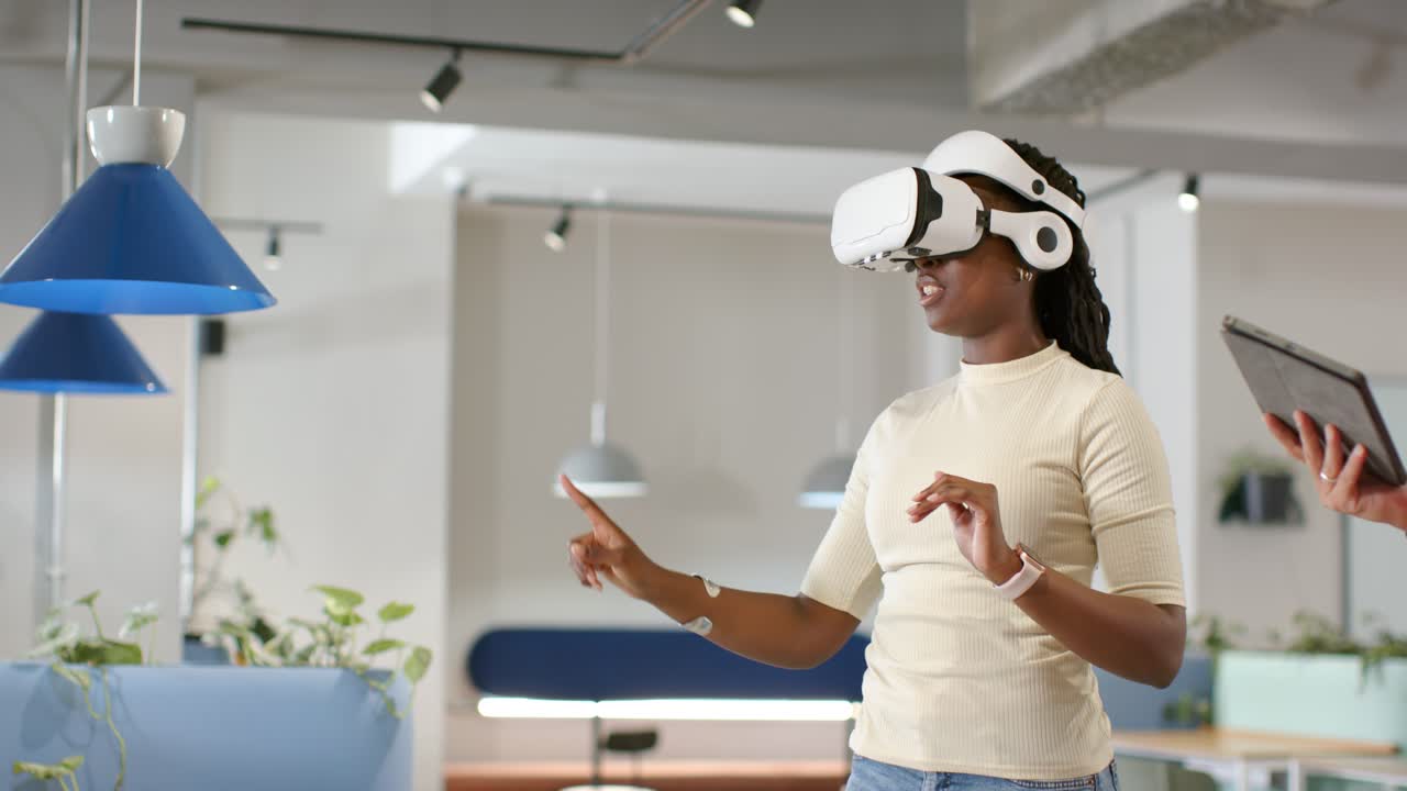 Team che osserva una donna che indossa un visore VR bianco che inizia un'interazione dopo che l'assistente ha modificato il tablet