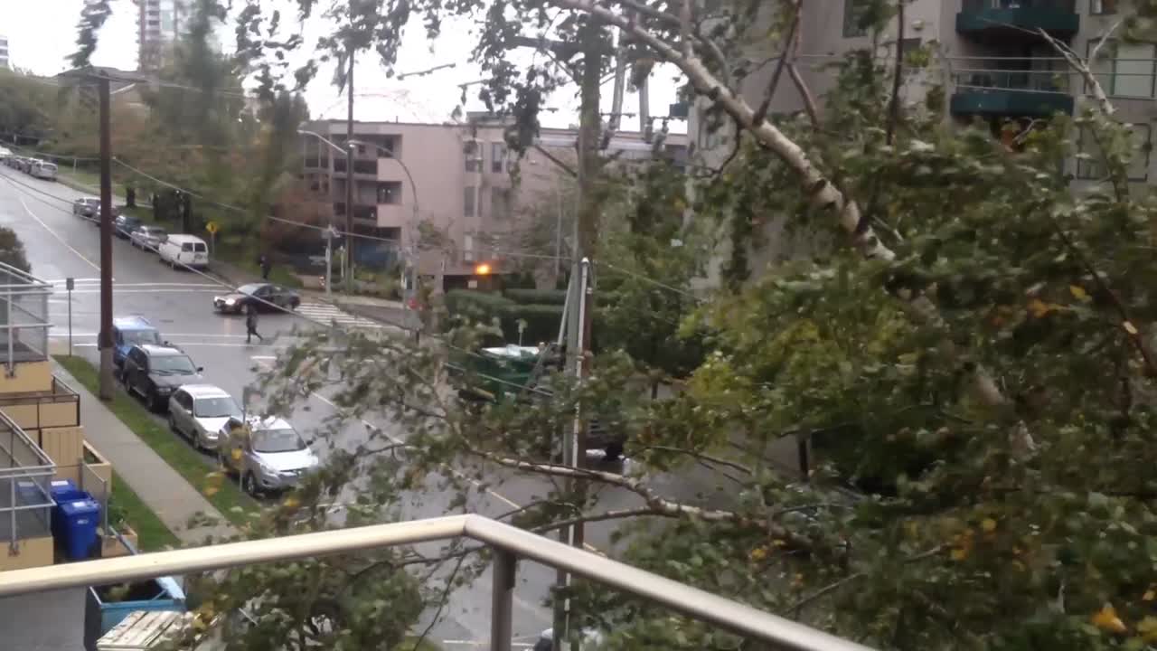 바쁜 도시의 출퇴근 시간에 바람이 많이 부는 날