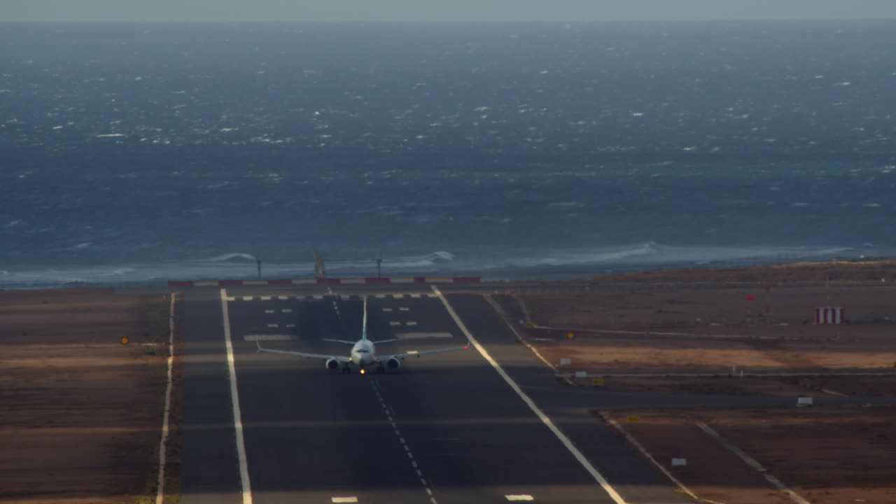 비행기가 하늘로 날아갑니다.