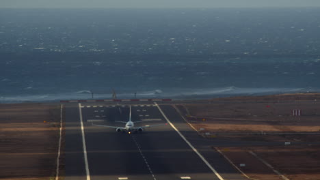 el avión despega en el cielo