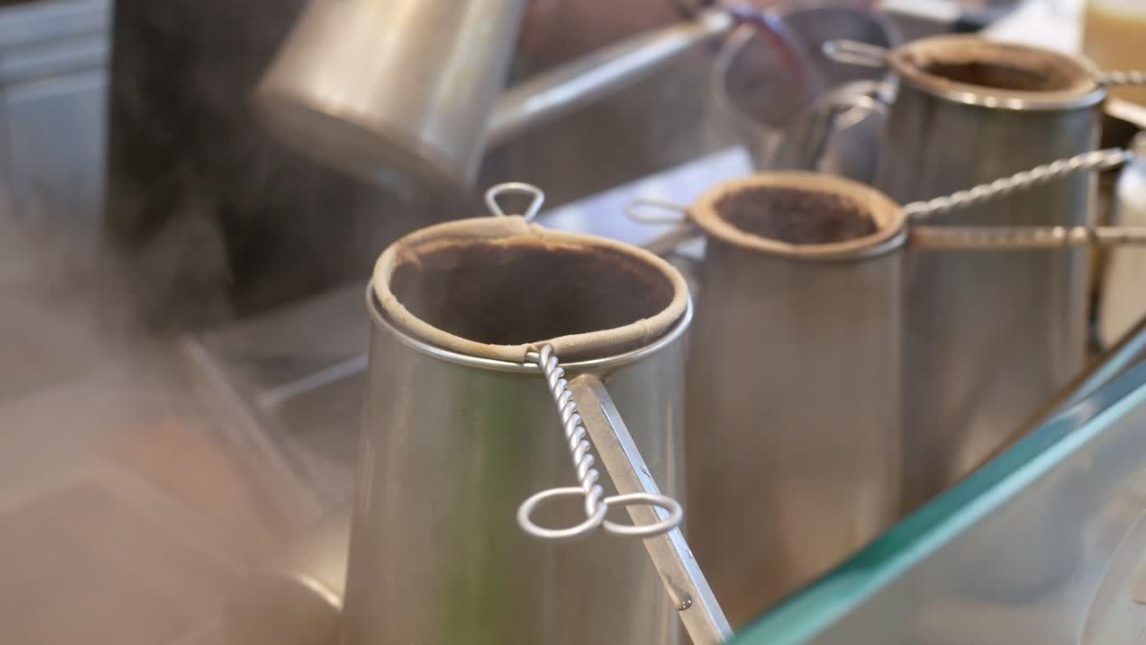 싱가포르의 지역 상점에서 차 한 잔을 만들고,