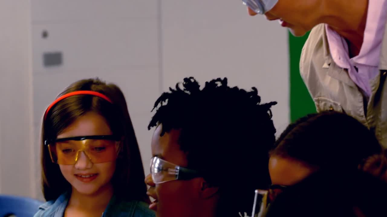 실험실에서 아이들을 도와주는 선생님