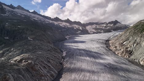 glaciar ródano alpes suizas fuente del río alpino en las montañas de suiza, aérea