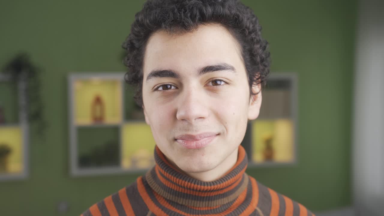 chico haciendo movimientos dulces y lindos.