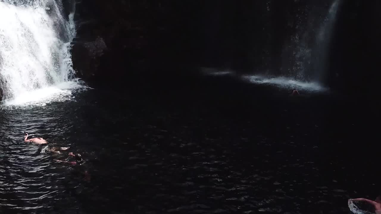 drone disparó a personas nadando en el pozo de natación del parque nacional kakadu y la base de la cascada