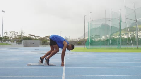 Atleta-Afroamericano-Preparándose-Para-La-Carrera-En-El-Estadio