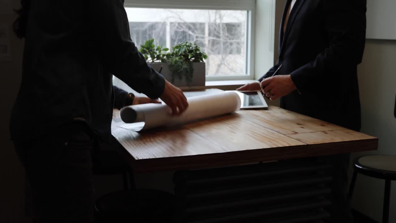 Arkitekter som ser på planer.