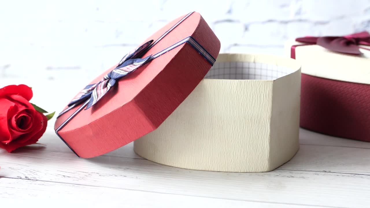 나무 표면에 열린 심장 모양의 선물 상자