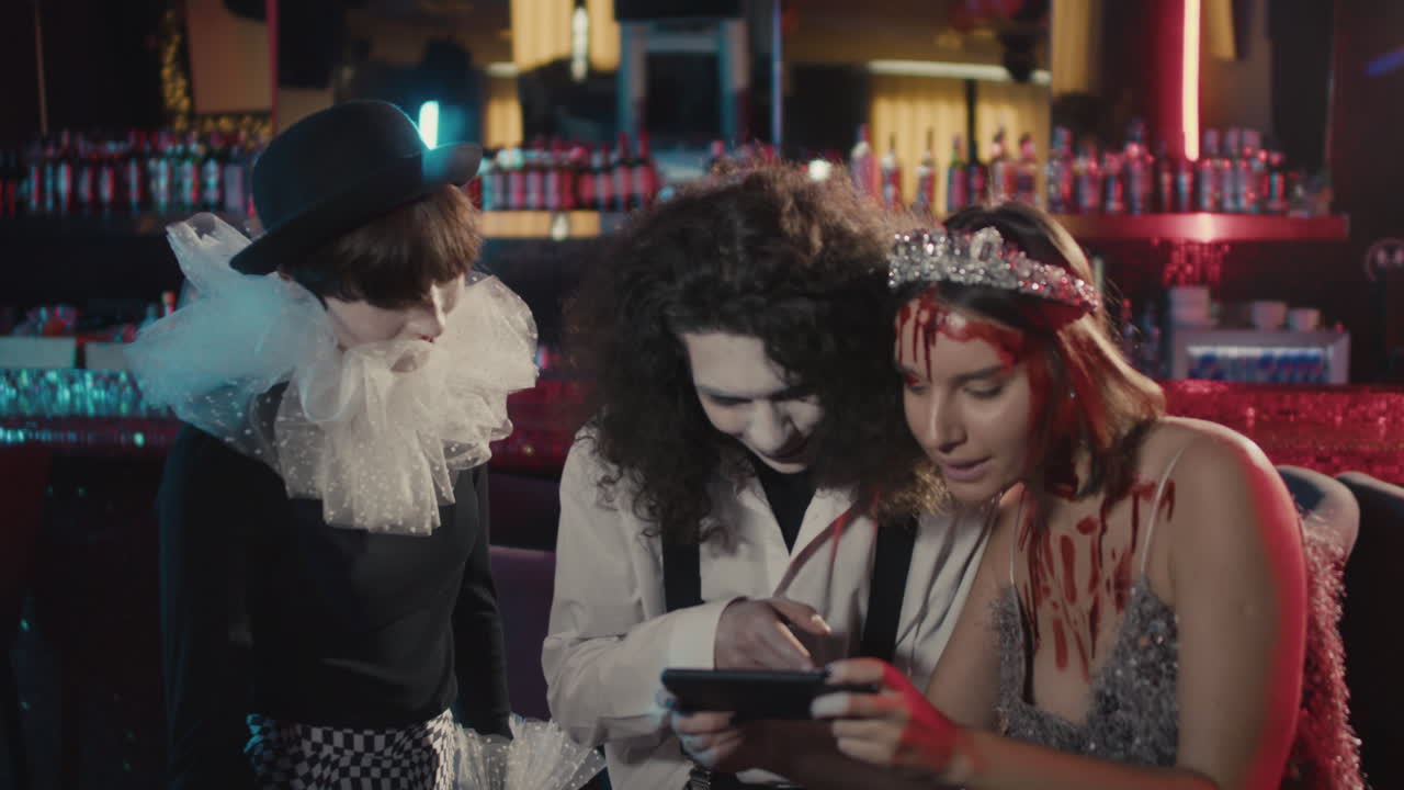 세 명의 친구들이 셀피를 찍고 있습니다.