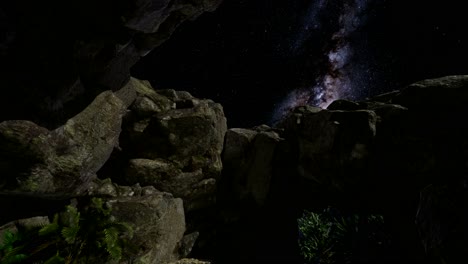 4K-Astrofotografie-Sternspuren-über-Sandstein-Canyon-Wände