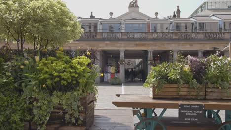 Stores-In-Covent-Garden-Market-With-Tourists-In-London-UK-3