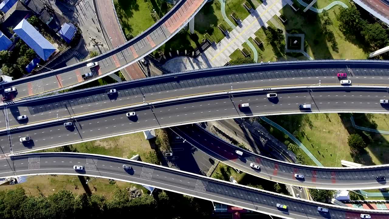 오후 에 찍은 방 의 비는 고속도로 의 공중 사진