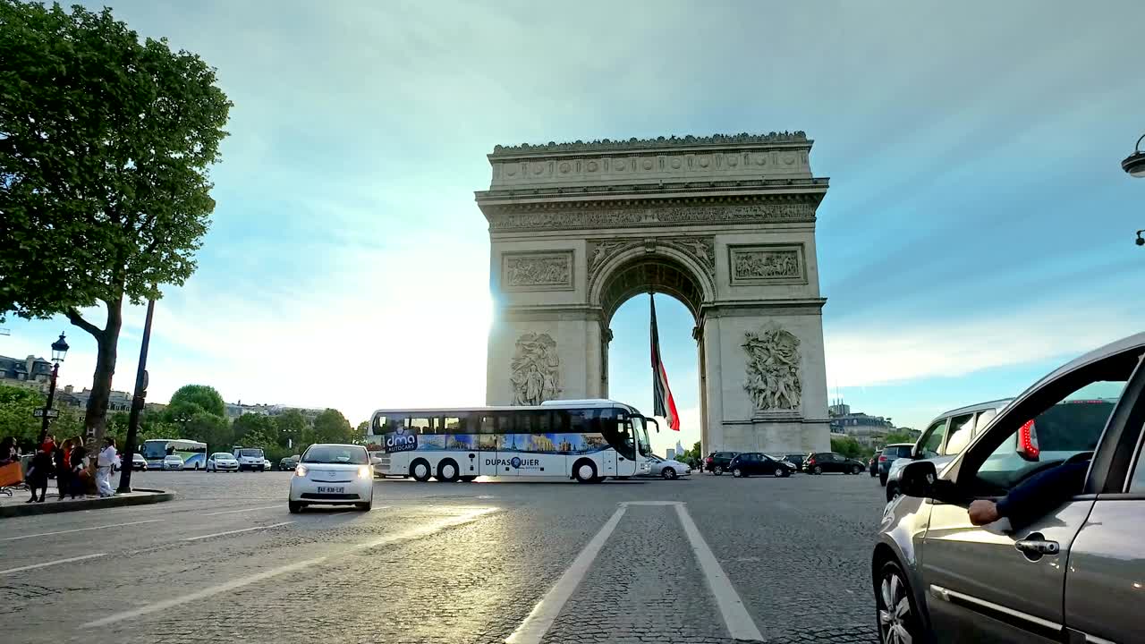 tráfico en parís en el arco del triunfo en los capes eliseos al amanecer, parís, francia. arquitectura y puntos de referencia de parís, movimiento cinematográfico steadicam