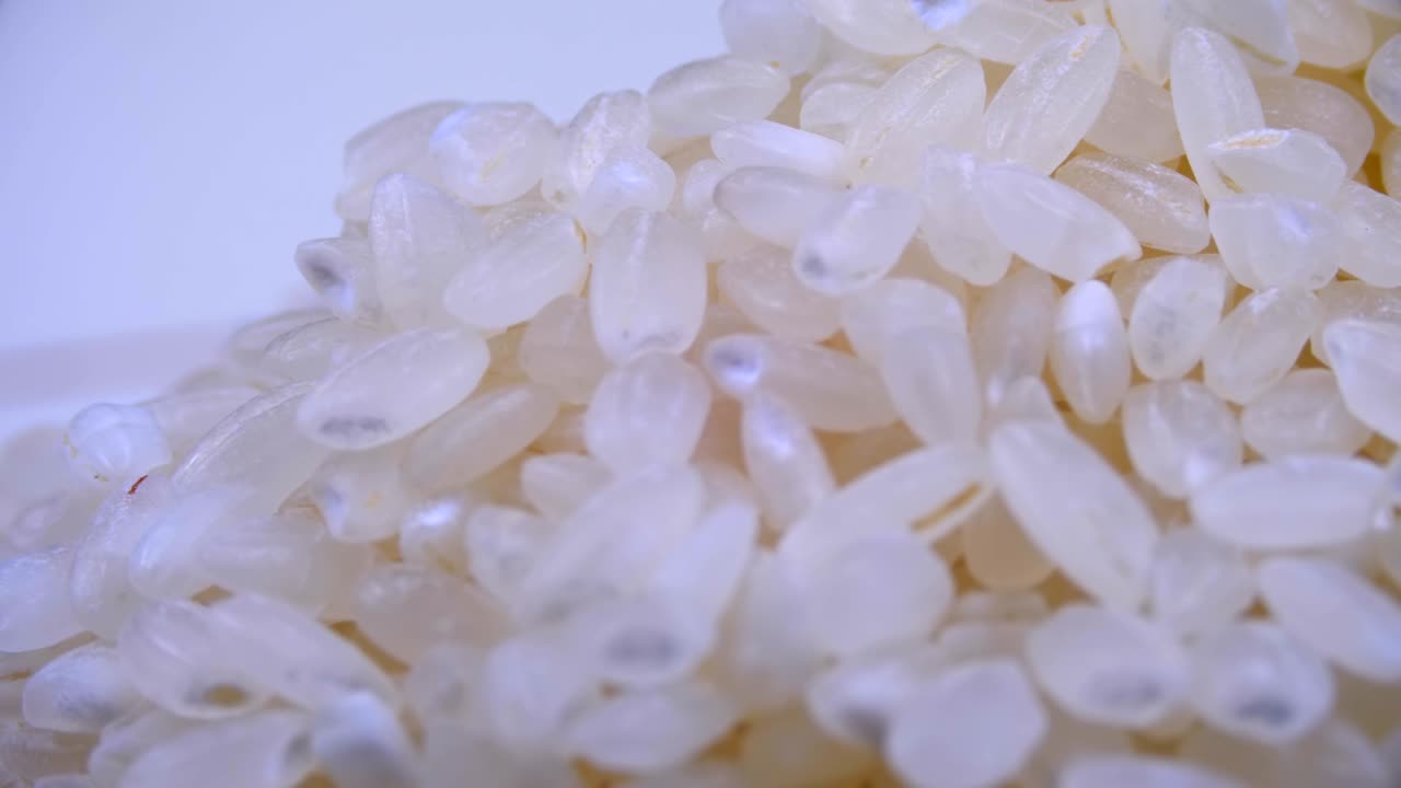 зерна сырого риса вращаются вблизи