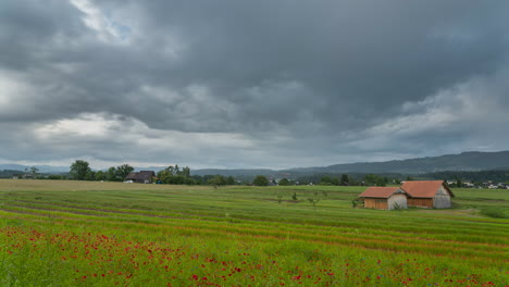 Dunkelgraue-Sturmwolken-Bewegen-Wand-Aus-Regen-über-Ackerland-Felder-In-Mönchaltorf-Schweiz