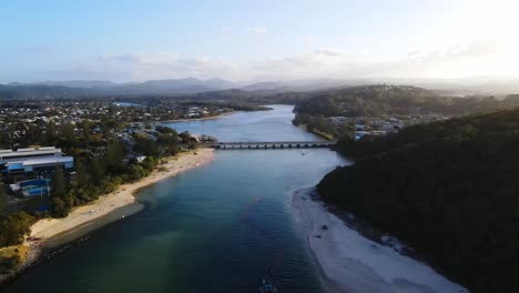 tallebudgera creek y puente al atardecer - parque nacional burleigh head - burleigh heads, gold coast, queensland, australia