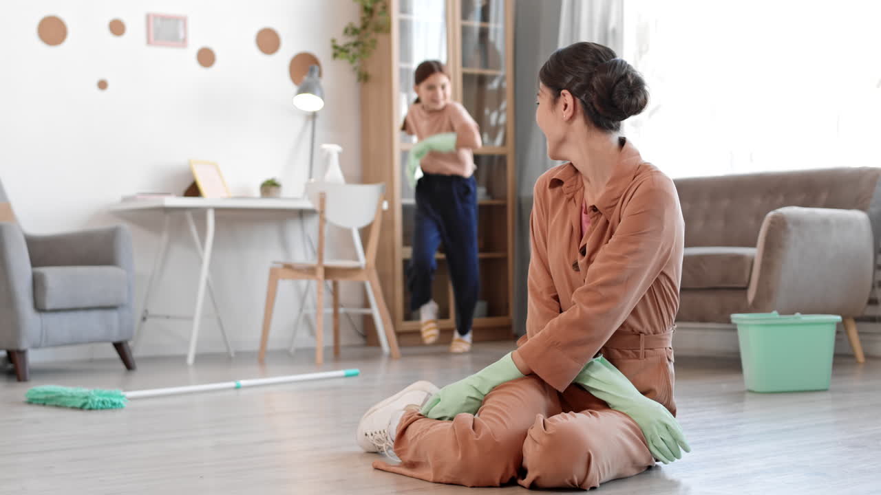 아파트를 청소하는 동안 아이와 그녀의 엄마가 비디오를 촬영하고 있습니다.