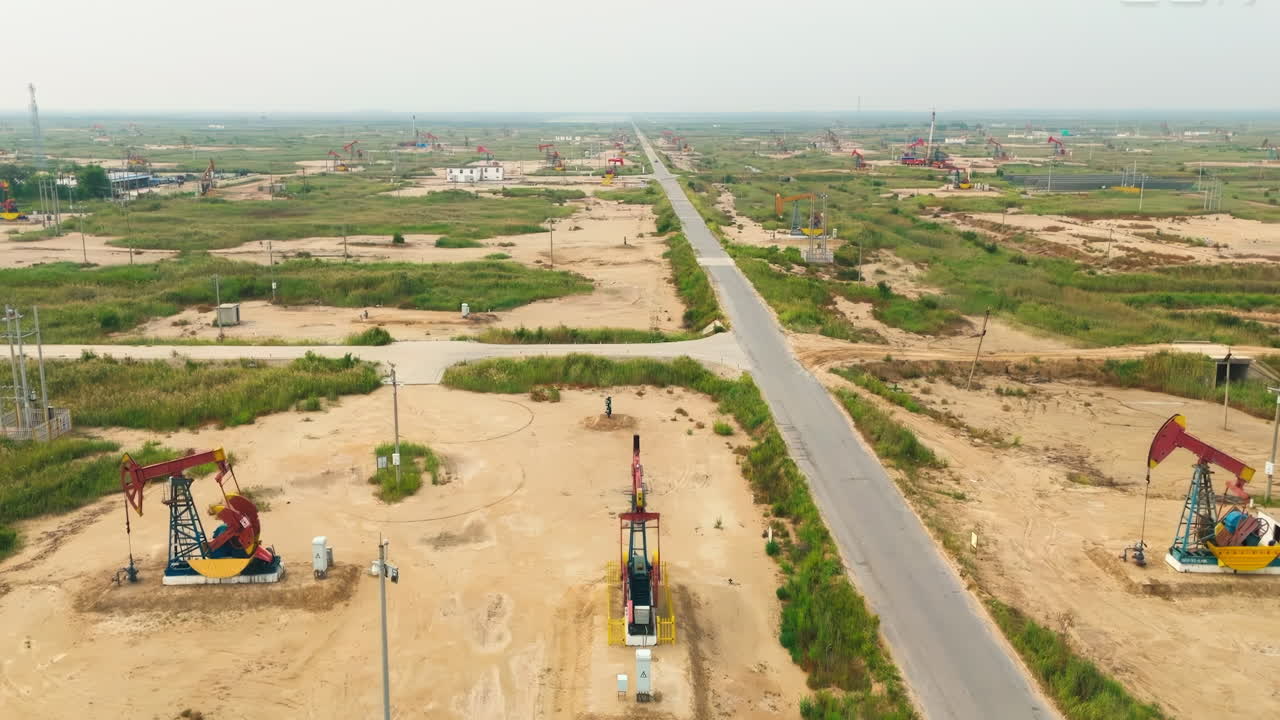 cerca de maquinaria construcción industrial campo de petróleo kowtow máquina de bombeo rig pumpjack derrick trabajando para la producción de energía de petróleo crudo en un paisaje desértico