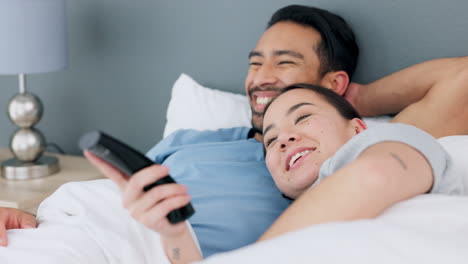 Asiatisches-Paar,-Das-Zu-Hause-Im-Bett-Fernsieht