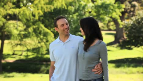 una encantadora pareja caminando juntos