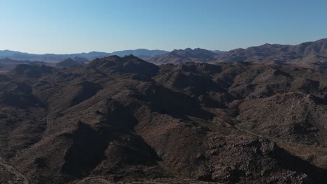 Amplia-Vista-Aérea-De-Formaciones-Montañosas-Del-Desierto-En-El-Alto-Desierto-De-California.