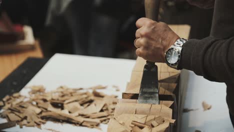 un hombre tratando de aprender algo sobre el grabado en madera