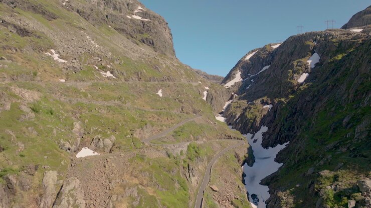 Suggestivo passo di montagna impervio, Roldalsfjellet. Valle. Norvegia.