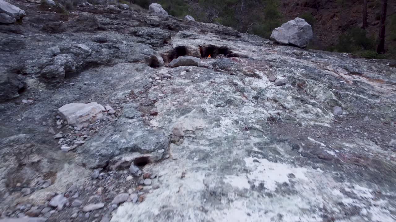 영원한 불꽃: 마스터 은 터키의 키메라 산에서 돌 바위에서 불타는 천연 가스 벽난로로 돌아갑니다.