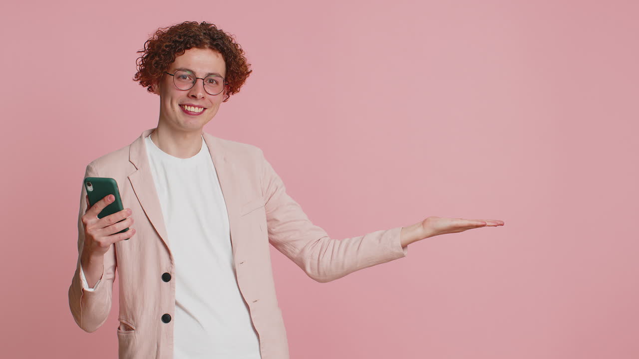 hombre usando teléfono inteligente mostrando señalando en el teléfono, aplicación web de publicidad, retroalimentación positiva
