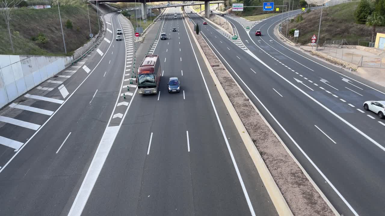 도시 교외의 교통 교차로