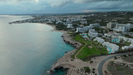 ciudad de ayia napa en la isla de chipre después del atardecer