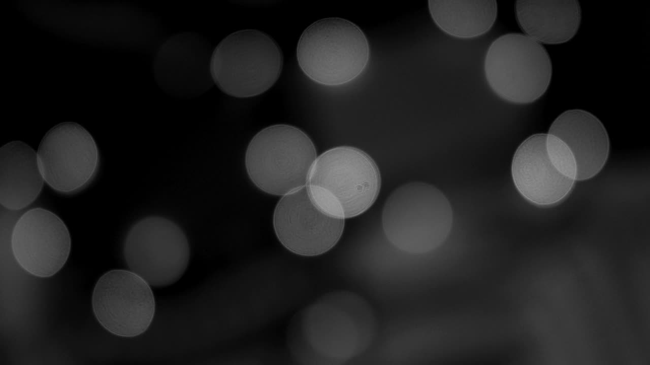 검은색과 색의 흐릿한 불빛, 초점을 잃은 반이는 보케, 축제의 배경, 추상적인 빛.