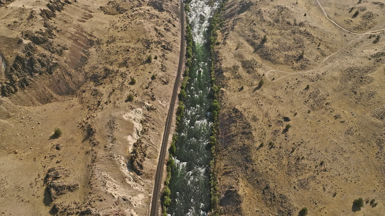 deschutes river oregon aerial v74 vertical birds eye view drone flyover río sinuoso capturando rápidos de caballo blanco y paisaje de cañón accidentado desde lo alto - filmado con mavic 3 cine - agosto 2022