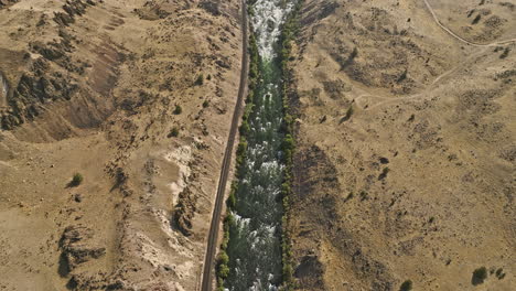 Deschutes-River-Oregon-Luftaufnahme-V74,-Vertikale-Vogelperspektive,-Drohnenüberführung-über-Den-Gewundenen-Fluss,-Aufnahme-Von-Stromschnellen-Und-Zerklüfteter-Canyonlandschaft-Von-Oben-–-Aufgenommen-Mit-Mavic-3-Cine-–-August-2022