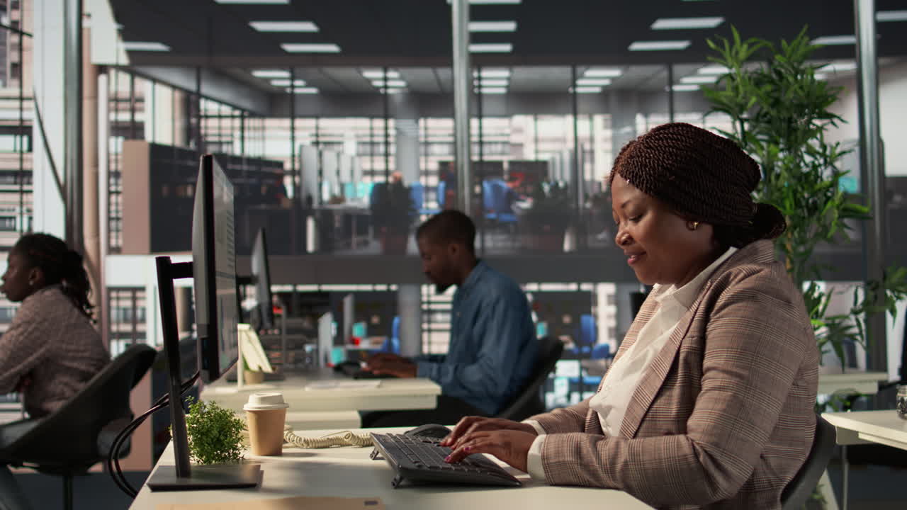 mujer africana trabajando en una oficina moderna