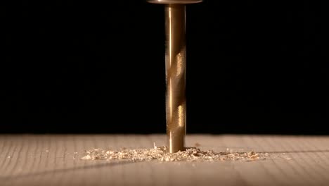perforar un agujero en la madera
