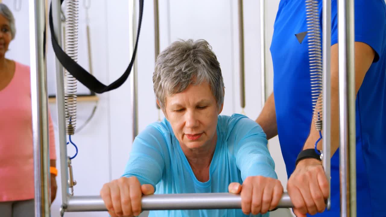 요가 4k를 수행하는 고령 여성을 돕는 트레이너