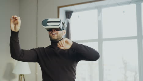 hombre experimentando la realidad virtual