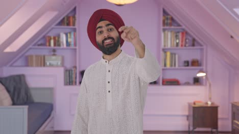hombre indio sikh feliz señalando y llamando a alguien