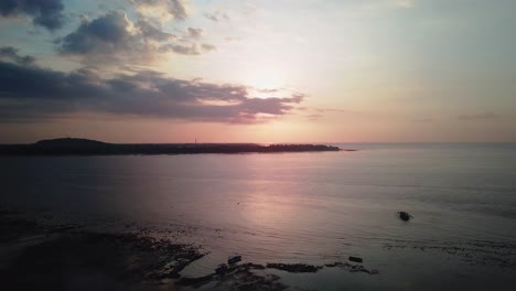 Ebbe-Am-Strand-Der-Insel-Gili-Air