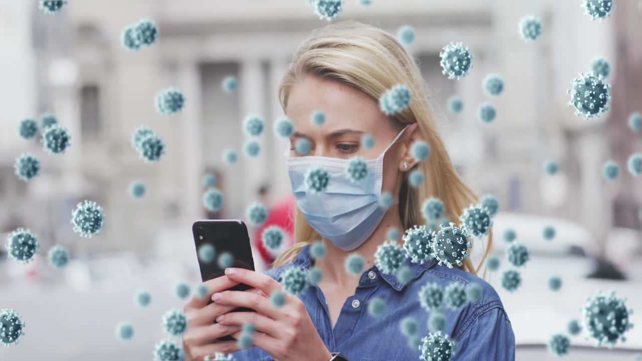 animación de células de virus sobre una mujer caucásica que usa una máscara facial y usa un teléfono inteligente