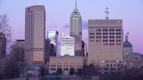 horizonte de indianapolis indiana al atardecer con el edificio de la capital del estado visible