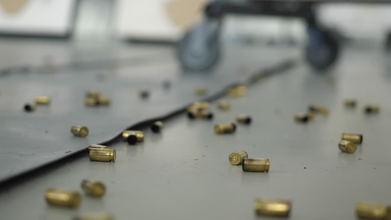 사격장에서 어져 있는 총탄.